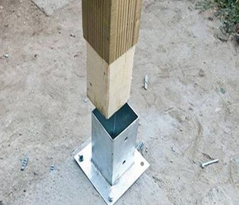 Seconda operazione: supporti metallici su misura ancoraggio per pali di legno