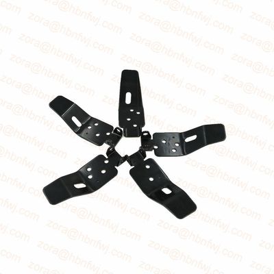 Struttura triangolare rivestita in polvere nera