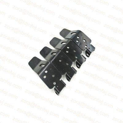 Struttura triangolare rivestita in polvere nera