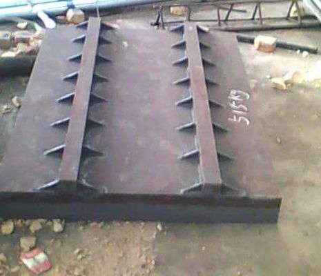 Servizio di saldatura per la fabbricazione di lamiere metalliche di grandi dimensioni con parti di costruzione di materiali in acciaio