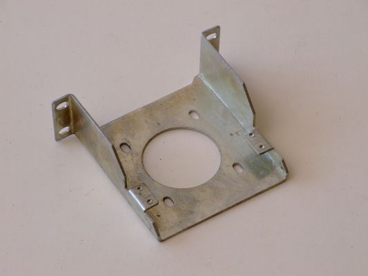 Stampaggio a bracciale metallico a forma di U
