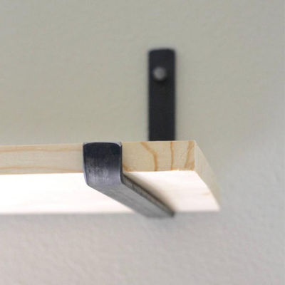Fabbricazione di apparecchiature per il montaggio a parete di scaffali galleggianti in metallo con processo di finitura e fresatura rivestiti di polvere