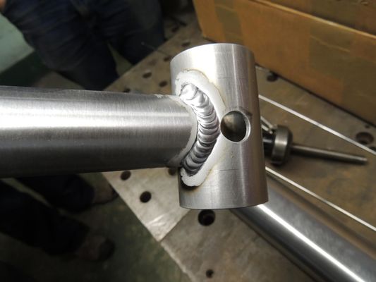 Fabbricazione di tubi in metallo e acciaio su misura con sistema di punzonatura e tecnologia avanzata