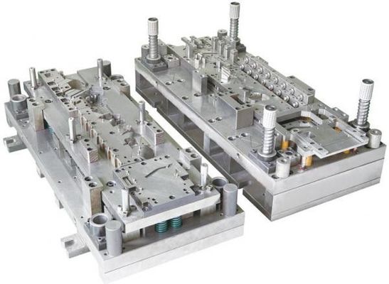 Parti di stampaggio metallico di precisione convenienti per applicazioni automobilistiche e di energia solare