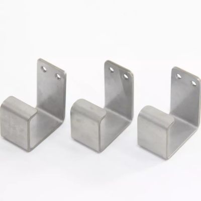 Parti di stampaggio in alluminio Fabbricazione su misura di lamiere metalliche con stampaggio, punzonatura e piegatura